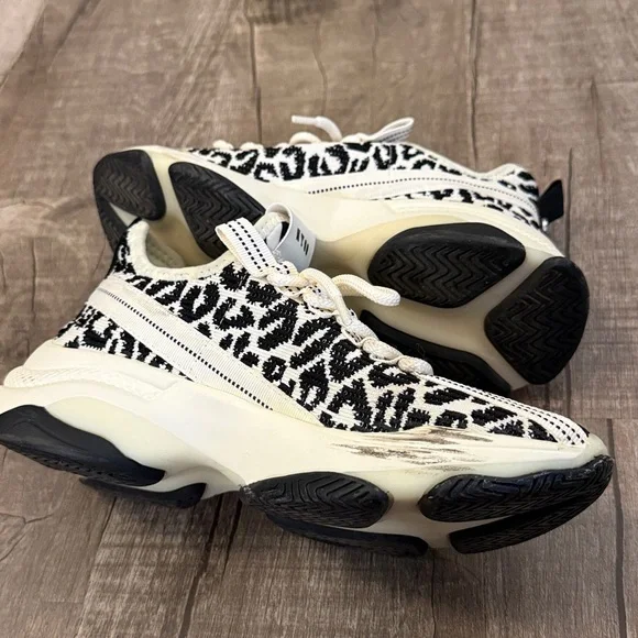 Steve Madden Maxima White & Black Leopard Knit Chunky Sneakers size 7 - Picture 3 of 5